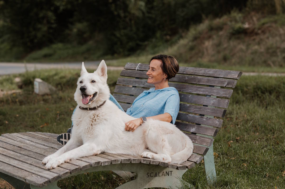 Webdesignerin Lilija mit ihrem Hund Apollo draußen in der Natur
